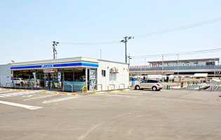 ローソン坂元駅前店(手前)と建設中の新坂元駅(奥)(2016年5月時点)