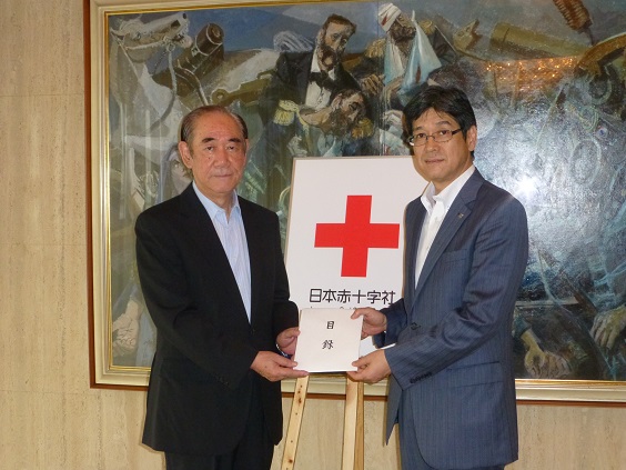 6月16日（火）日本赤十字社副社長の大塚義治さま（写真左）に取締役常務執行役員CR管掌の郷内正勝（写真右）より目録をお渡ししました。