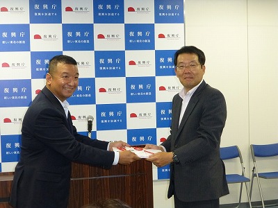 6月17日（水）復興庁 統括官の吉田光市さまに（写真右）、日本アイ・ビー・エム株式会社 グローバル・ファイナンシング事業部リユース製品統括部 理事の諸富健二さま（写真左）より目録が贈呈されました。