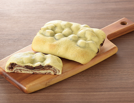 ビスケット生地をかぶせたゴロチョコパン（関牛乳使用）