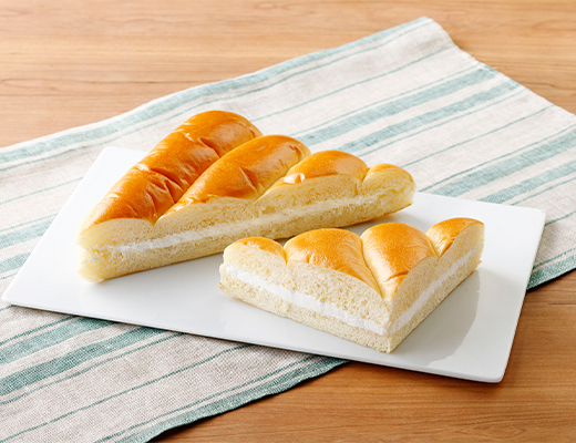 三角ミルクホイップサンド（富士山牛乳入りホイップ使用）