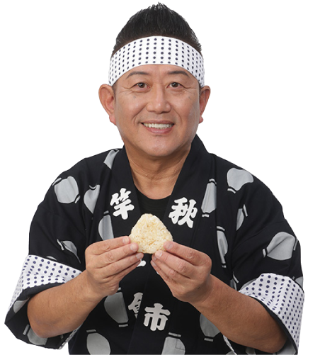親子丼風おにぎりを持つ人の写真