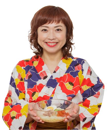 2種の肉で食べる!盛岡冷麺を持つ人の写真
