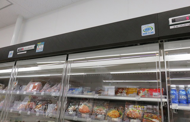 売場の要冷ケースや商品の保管に使用する業務用冷凍冷蔵庫の画像