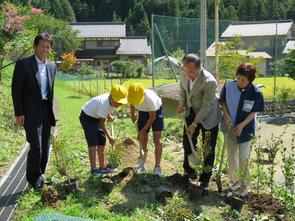 岐阜県下呂市立上原小学校