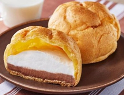 UC大きなツインシュー(チョコ&白バラ牛乳入りホイップ)