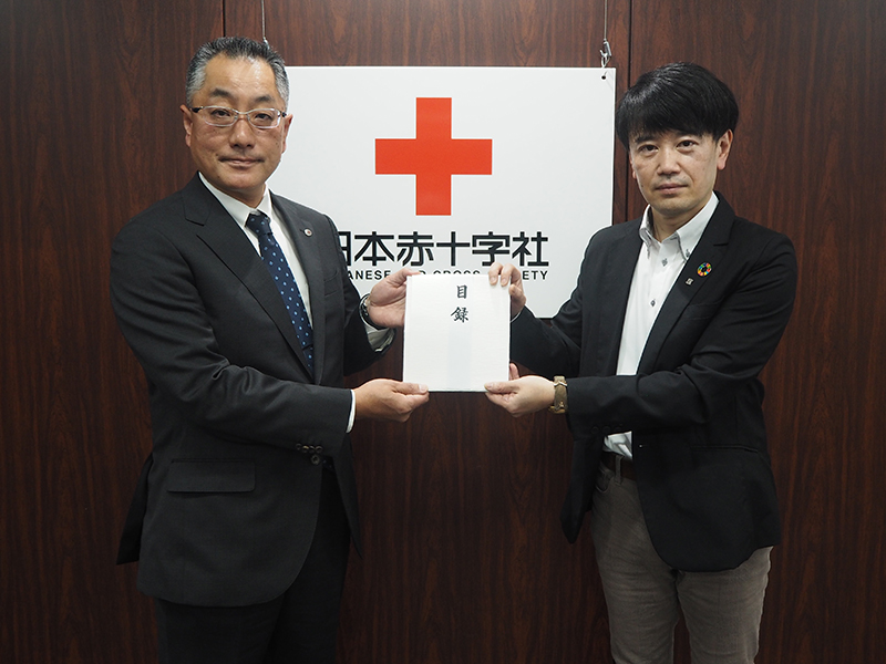 (左)日本赤十字社 パートナーシップ推進部長の相澤達也さま(右)当社 SDGs推進室長の有元伸一(当時)