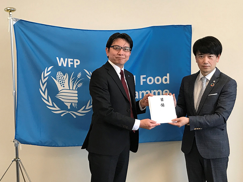(左)国連WFP協会 事務局長の青木創さま(右)当社 SDGs推進室長の有元伸一(当時)