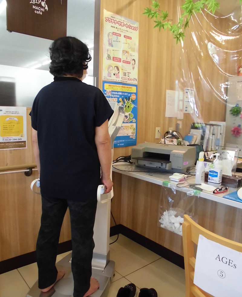 ローソンさいたまシティハイツ三橋店内のイートインスペースで行われた百歳体操のイベントの様子(1)