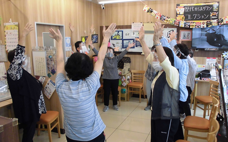 ローソンさいたまシティハイツ三橋店内のイートインスペースで行われた百歳体操のイベントの様子(2)