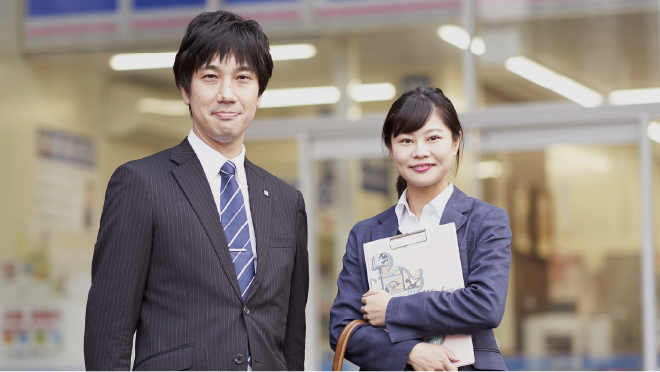 スーツ姿の男女
