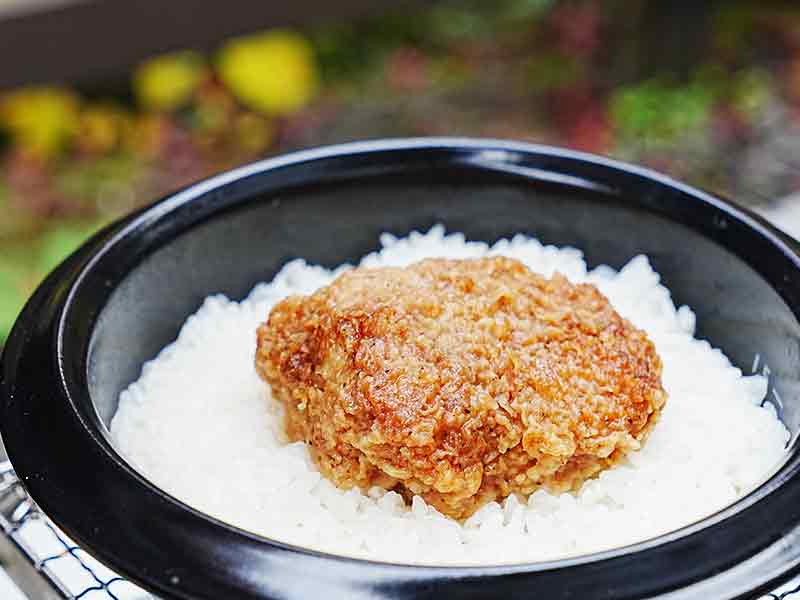 まばゆい銀シャリにしっとりしたまんまる鶏