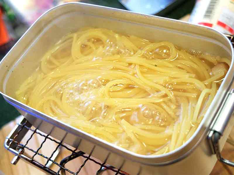 パスタを茹でて