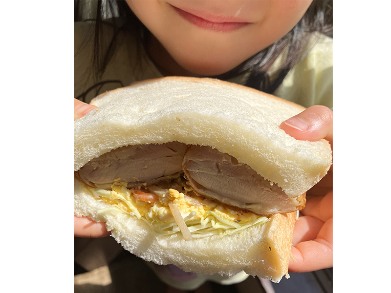 食パンにパリパリチキンとサラダを挟むだけ