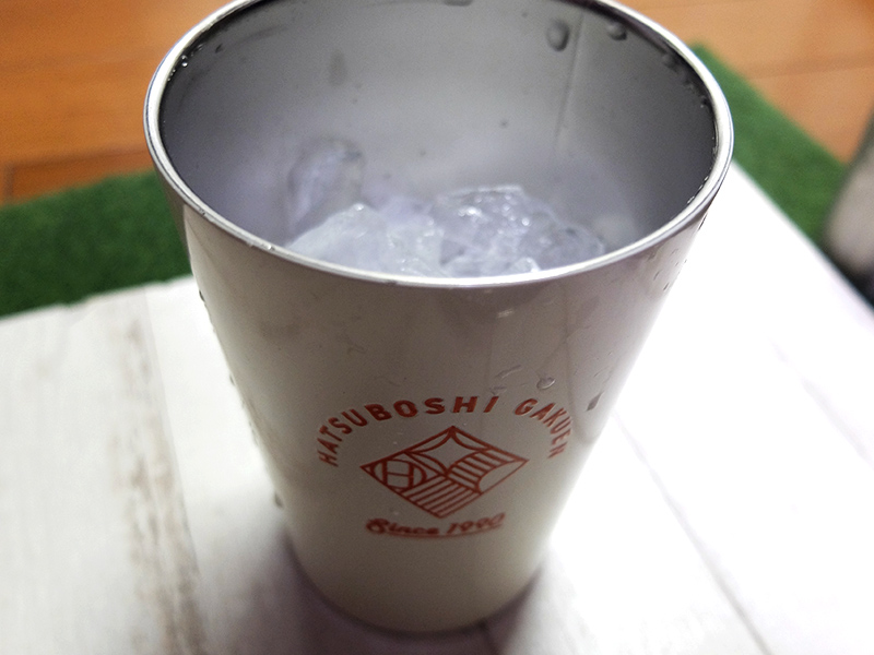 タンブラーに氷を入れて