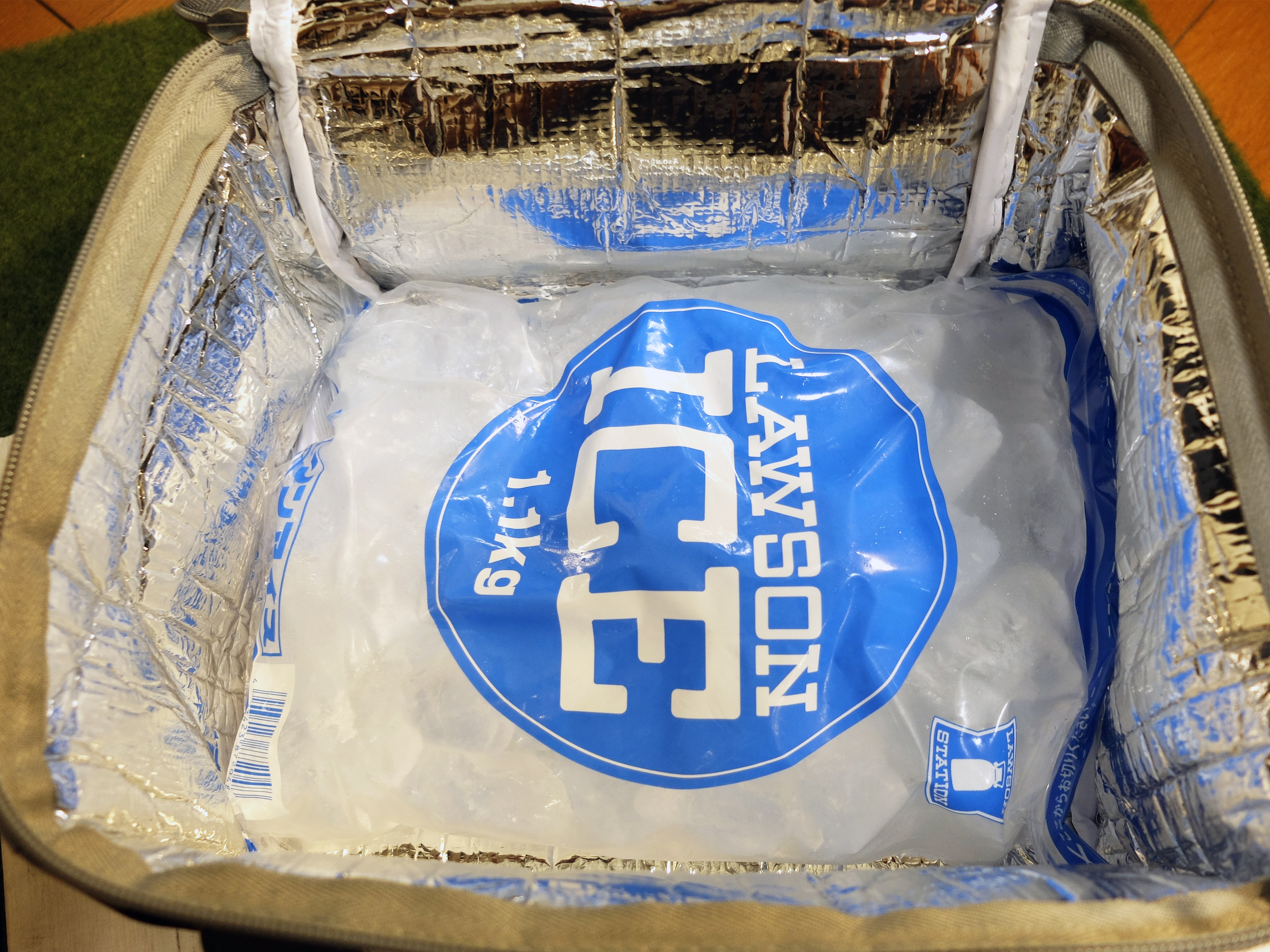 1.1kgサイズの氷が丁度収まります