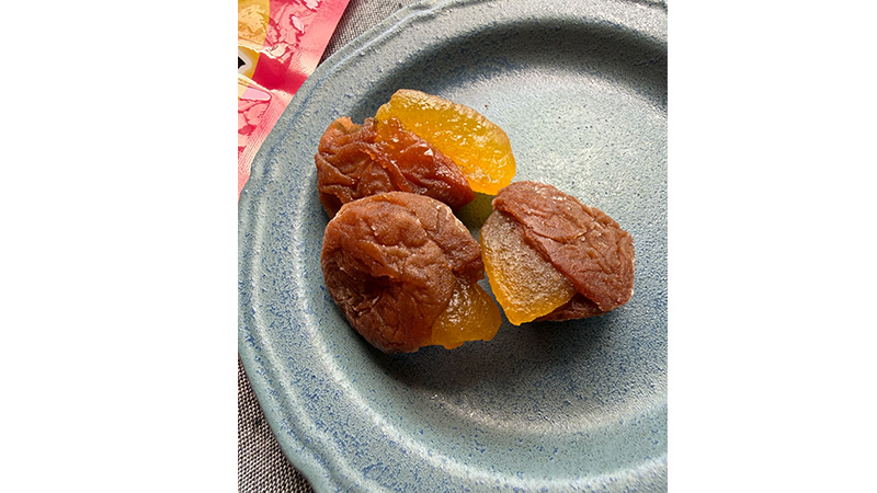 干し梅にドライフルーツはさんでみた! ピーチin干し梅