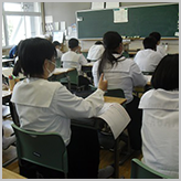 高知県香美市の中学校３校等で講話型オンライ…