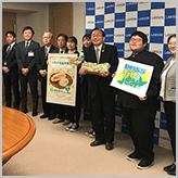 青森山田高等学校の生徒さんと青森県産食材…