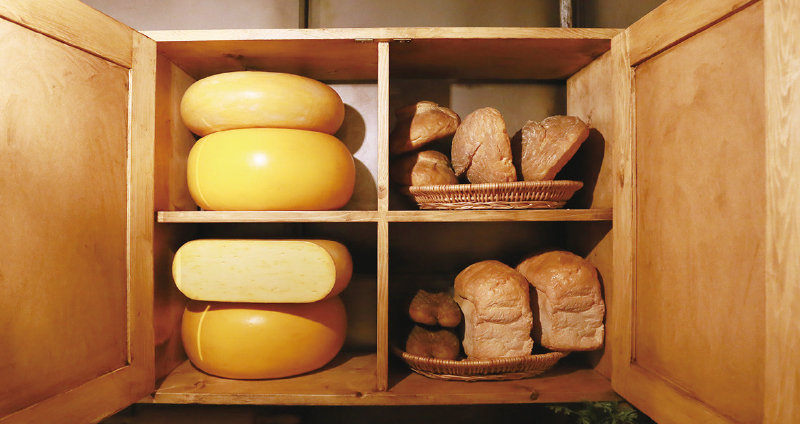 タイガーモスの大きなチーズとパン。どの戸棚に入っているかな？