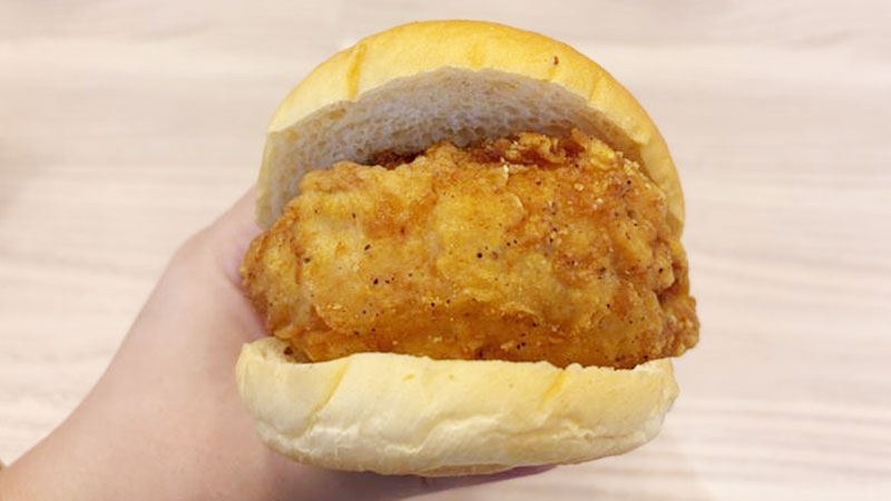 まんまる鶏をマーガリンサンドで挟んだ画像