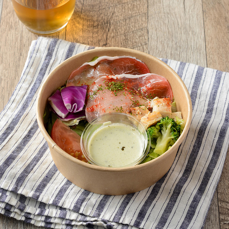 生ハムとチキンのボウルサラダ(チーズドレッシング)