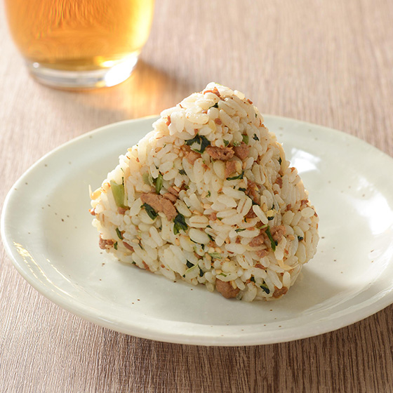 生姜と鶏そぼろのもち麦入りおにぎり