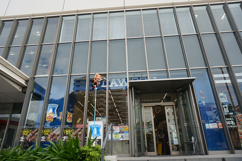 戦いの舞台は、那覇市おもろまちにある「ローソン 新都心センタービル店」。 ガラス張りのオッシャレーなビルの1Fです！