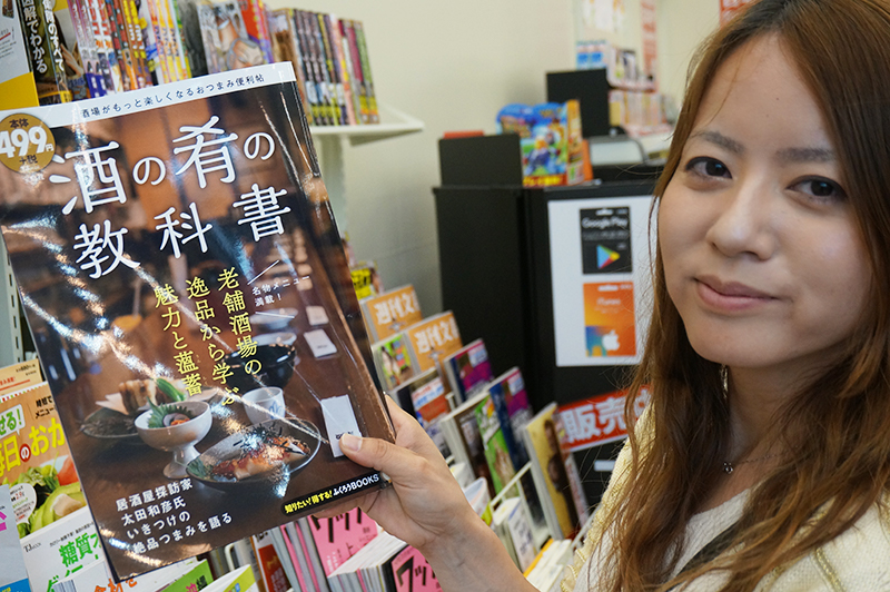 のりちゃん選手は思い切った方向転換！向かったのは、雑誌コーナー！ここでかなりのいい物件をゲットした模様〜！！どや顔決まってるー（笑）