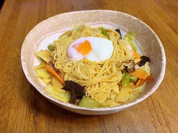 「温玉の乗ったピリ辛ソーミンタシヤー」完成