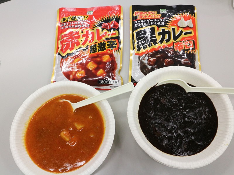 赤カレー超激辛　黒カレー辛口