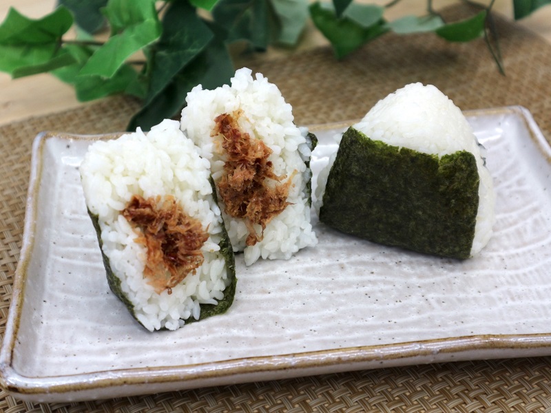 見た目は至って普通の『おかかおにぎり』