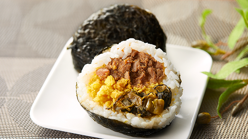 ばくだんおにぎり(鶏そぼろ・玉子・高菜)