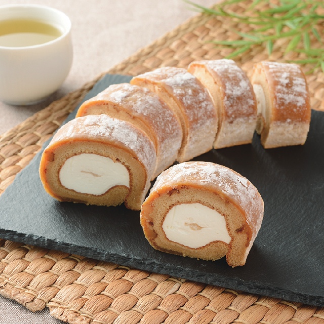 くるみ餅で巻いちゃった！？もち食感ロール登場｜ローソン公式サイト