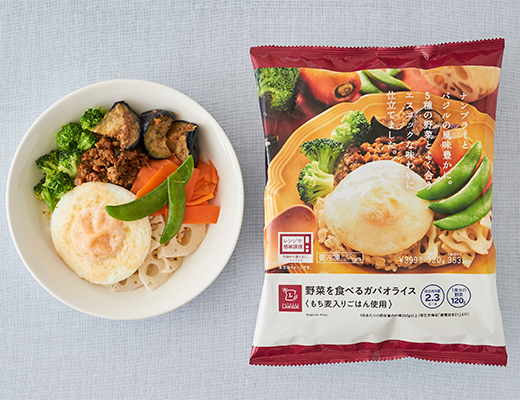 野菜を食べるガパオライス