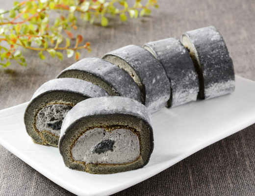 お餅で巻いたもち食感ロール ごまみたらし