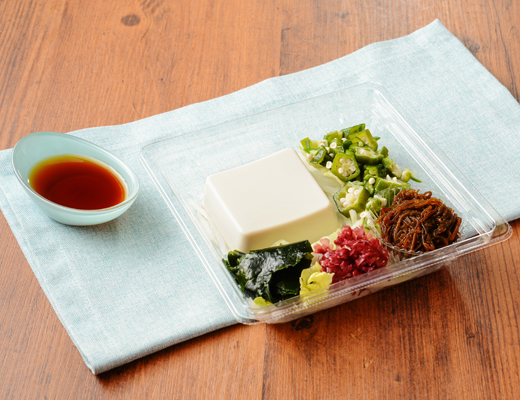 沖縄県産もずくの豆腐サラダ