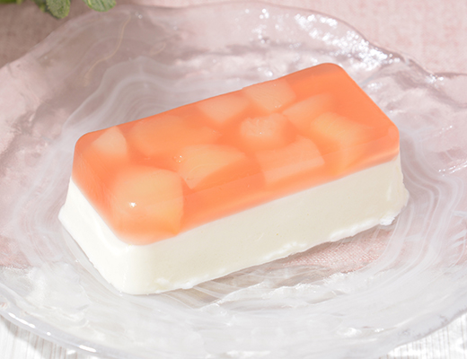 桃のレアチーズケーキ