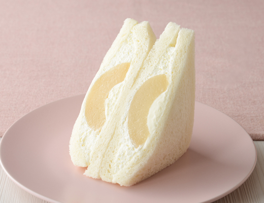 1/2個分の白桃＆ホイップサンド