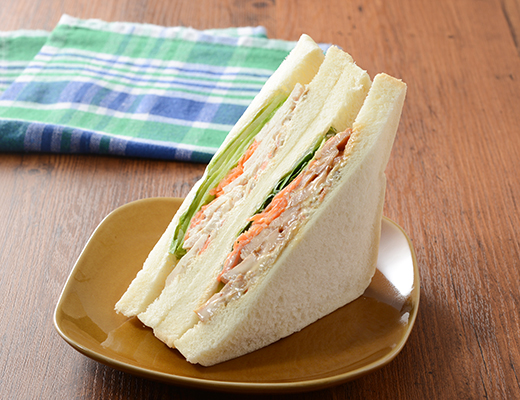 大きなサンドイッチ　チキンと根菜サラダ
