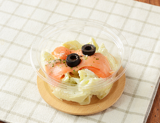 スモークサーモンとバジルチーズのペンネサラダ