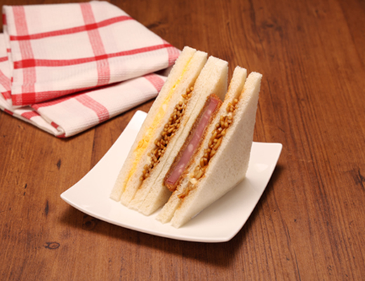 あと引く辛さ！ハムカツ＆焼そばサンド