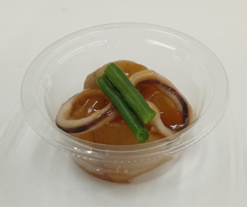 冷たいまま食べる大根とイカの煮物